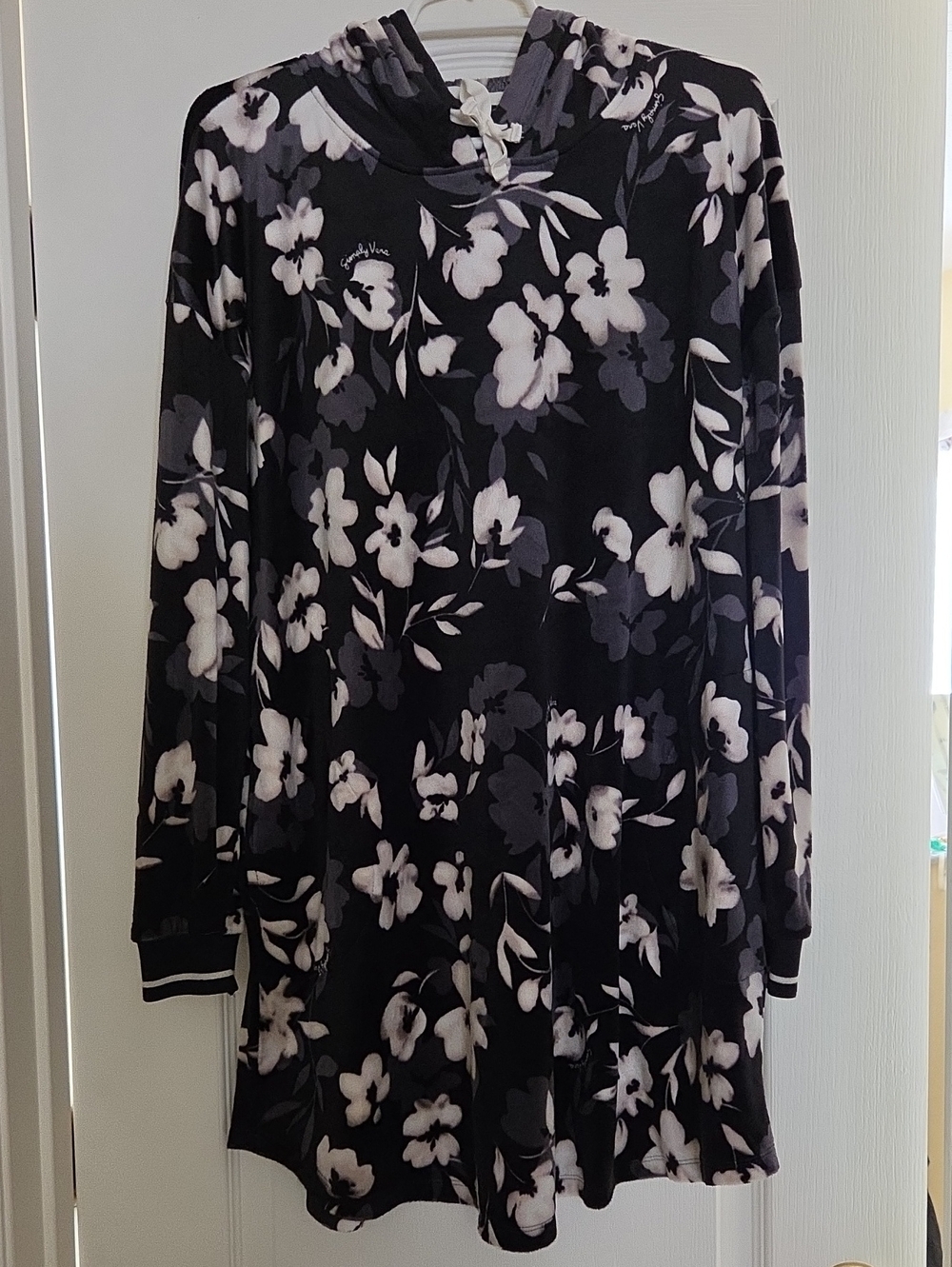 Simply Vera Long Sleeve Floral Hoodie Dress in Black and White NWOT